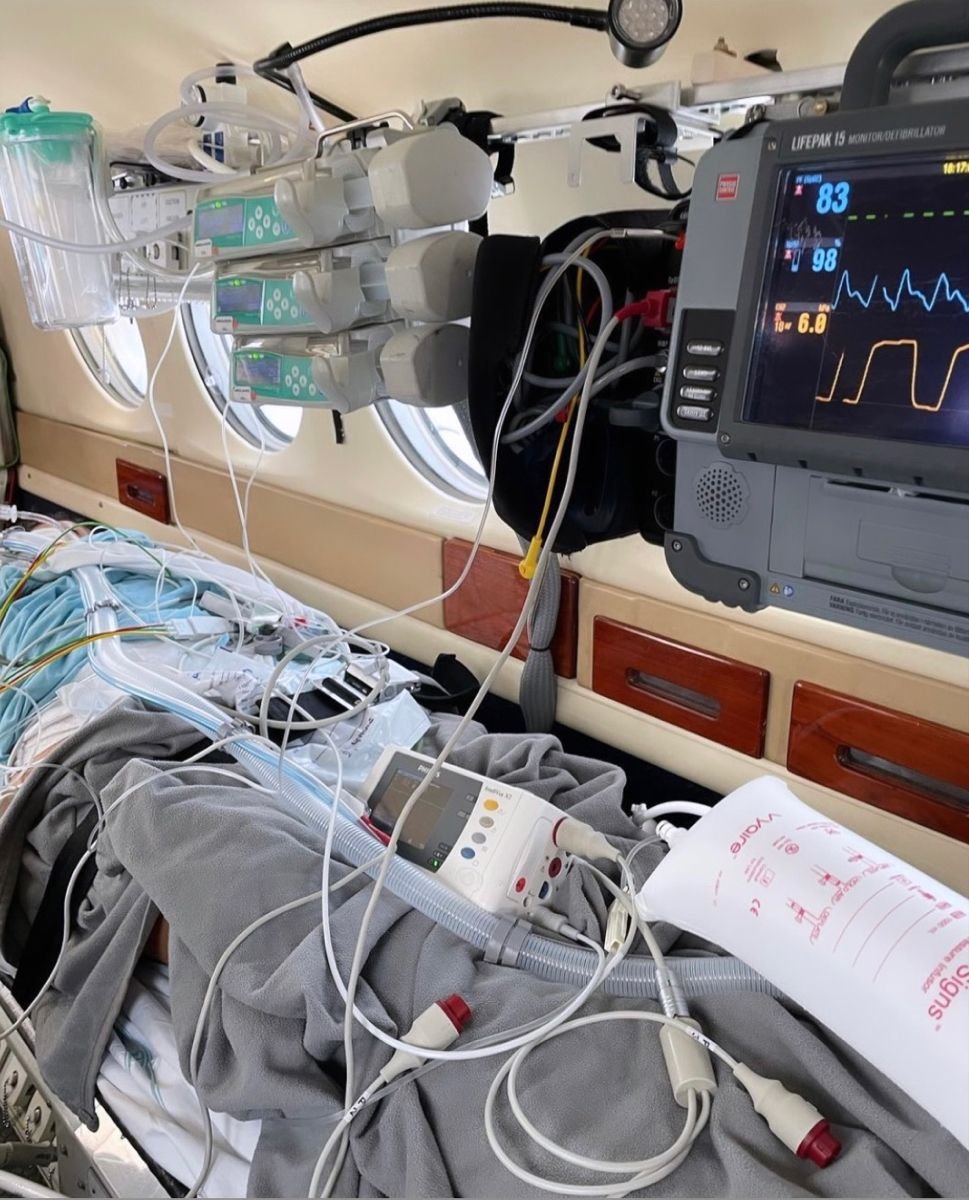 Oxygen ambulance with high-flow oxygen system